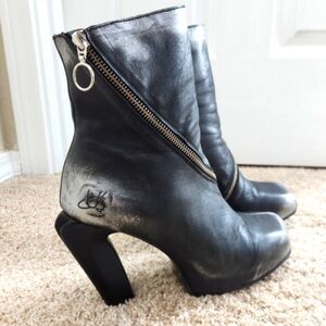 Shaguar Dorritie spiral zip ankle boot by John Fluevog